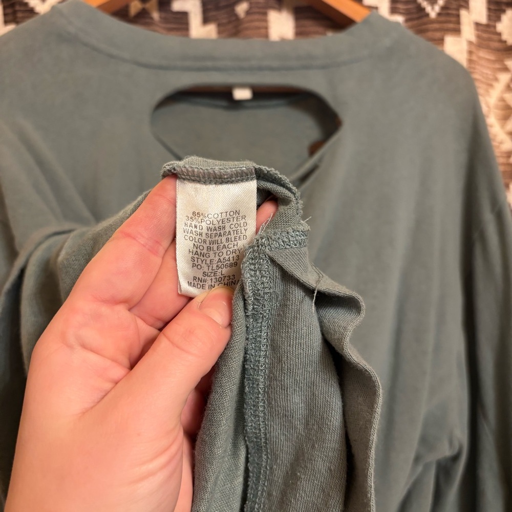 Women’s Umgee Size Large Distressed Three Quarter Sleeve Top, Blue / Green Color - Picture 7 of 9
